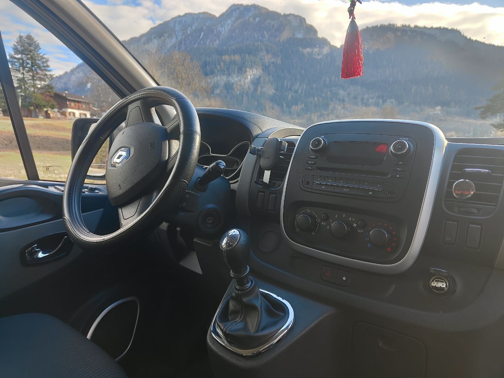 Renault Camping Fahrzeuge: Renault Trafic Camper Van (MFK April 26) – Gebraucht aus Speicher von lucenera 3
