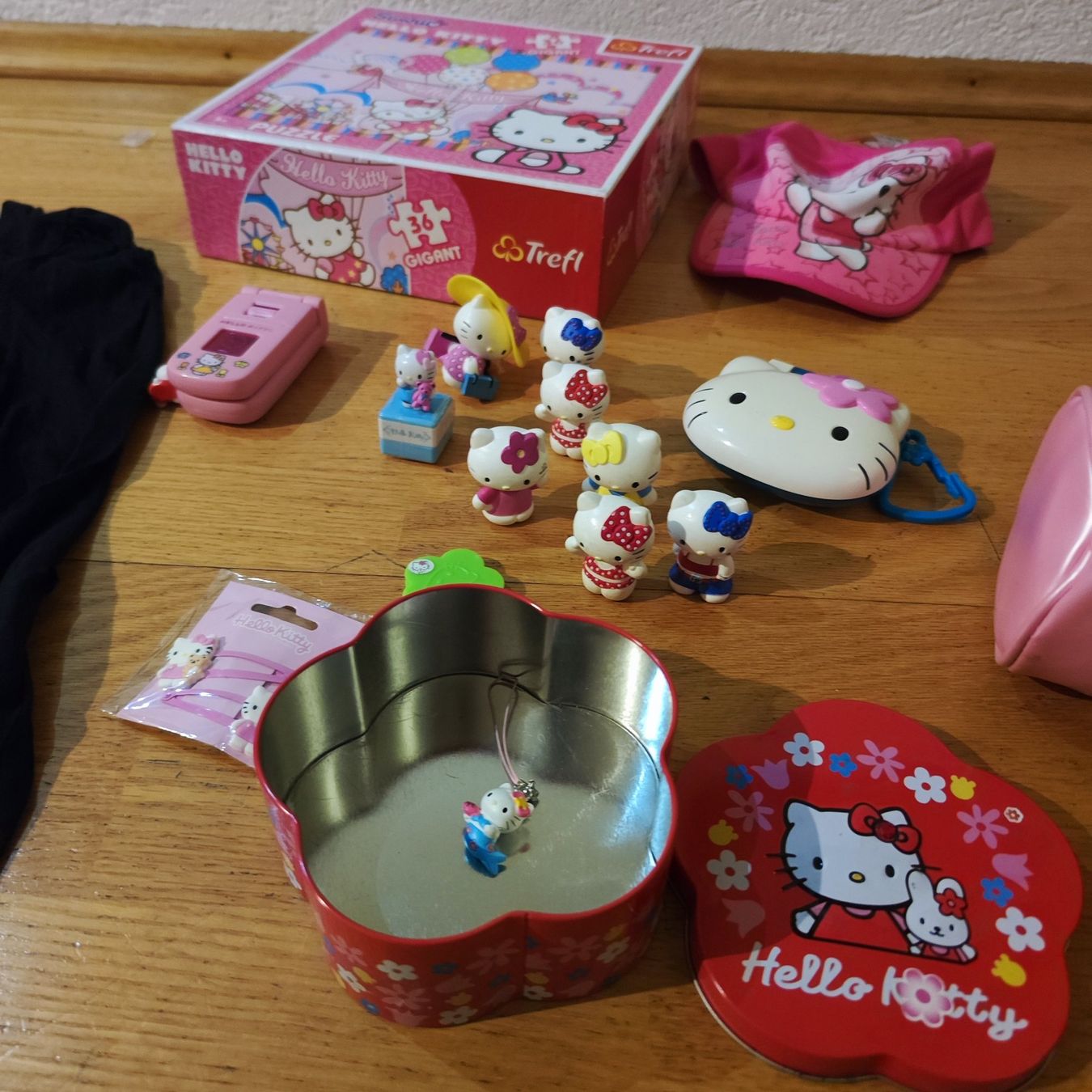 Lotti & Set di vestiti: Hello Kitty Set / Tasche / Kappe / Shirt / Puzzel u.s.w. – Nuovo (secondo la descrizione) da Riehen venduto da WinniePuh4 5