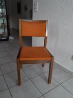 4 Stühle zu Esstisch aus Holz mit orangem Polster