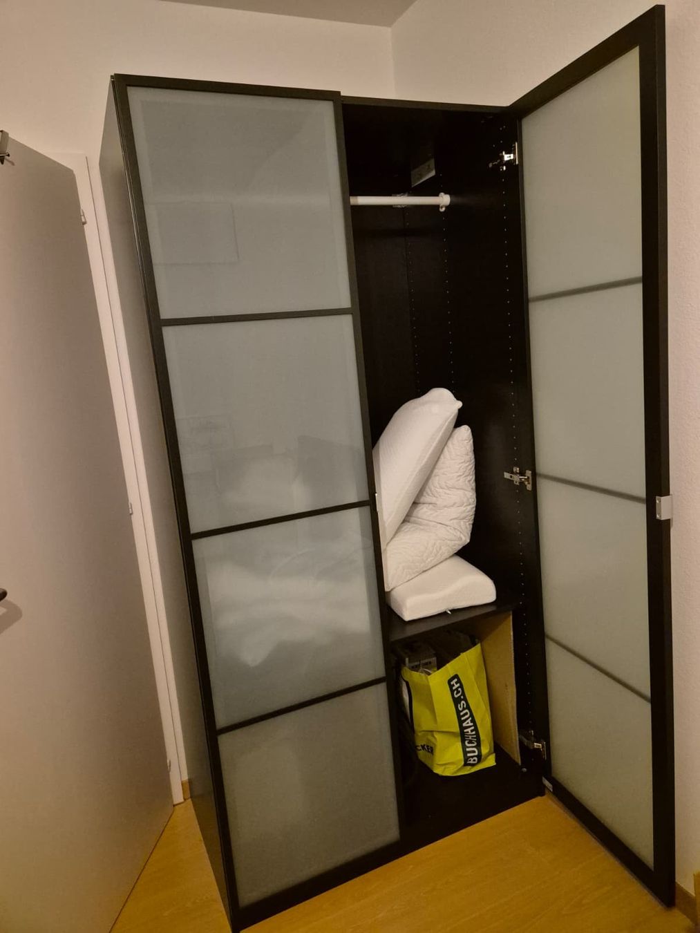 Schränke: Kleiderschrank mit 2 Türen – Gebraucht aus Zug von ale_yd9y 1
