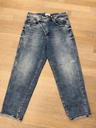 Weiche Jeans, Gr. 30 mit schrägem Bund