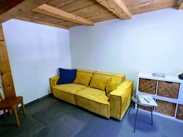 Goldgelbes neuwertiges Sofa