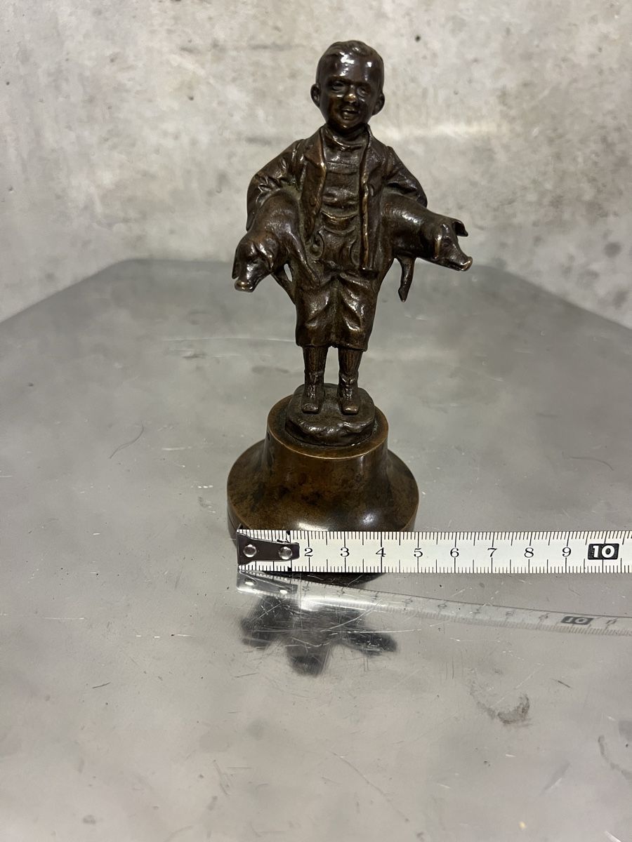 Figuren: Bronze Figur Junge mit Schweinen gute Erhaltung 10cm – Gebraucht aus Zürich von Privat_13 7