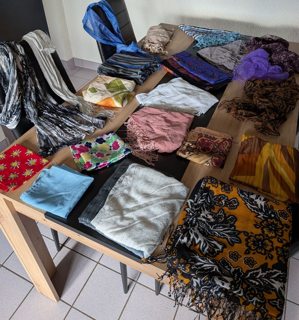 Foulard & Sciarpe: Lot de -21- foulards, écharpes, triangles, châle – Usato da Villariaz venduto da Mariejoconde 1