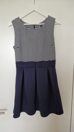 Sommerliches Kleid mit Streifen
