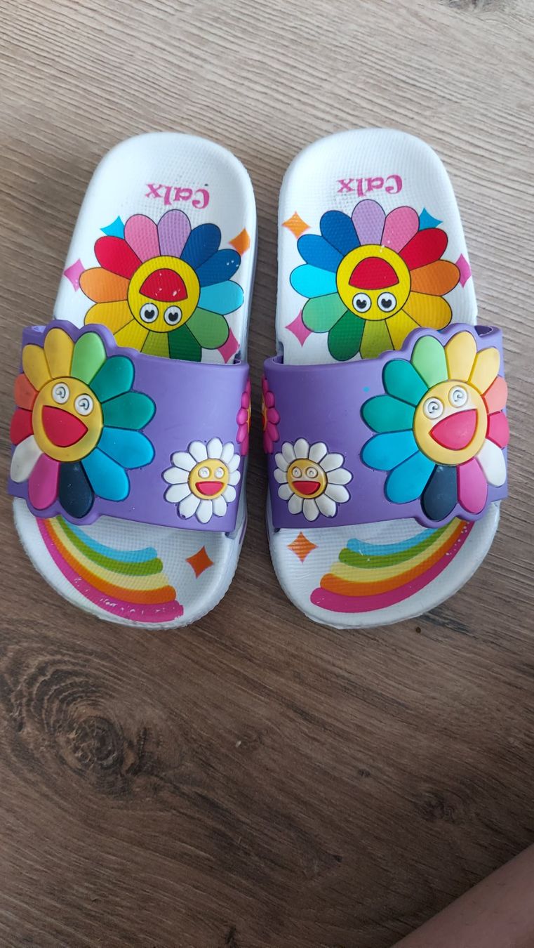Scarpe per ragazze: Hausschuhe Grösse 23 – Usato da Anglikon venduto da Yari05
