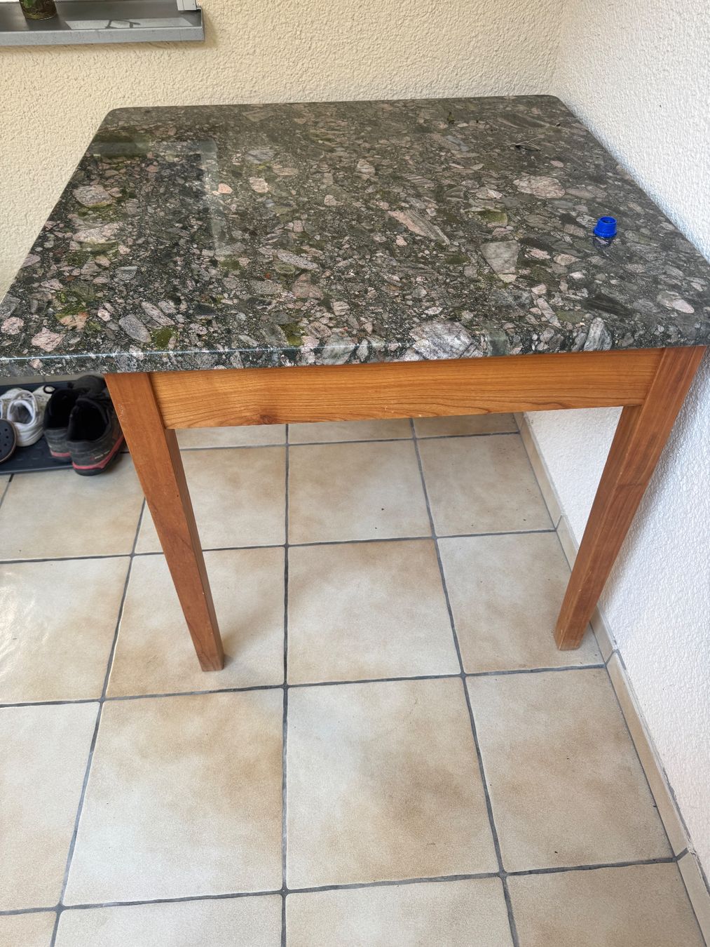 Tables: Tisch mit Marmorplatte ,Marmorplatte – D'occasion à Wettswil par ail_ysj5