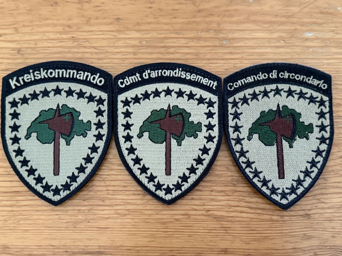 Schweizer Armee Plaketten & Abzeichen: 3 Abzeichen Schweizer Armee Kreiskommando mit Klett – Gebraucht aus St.Gallen von rya_w2w6