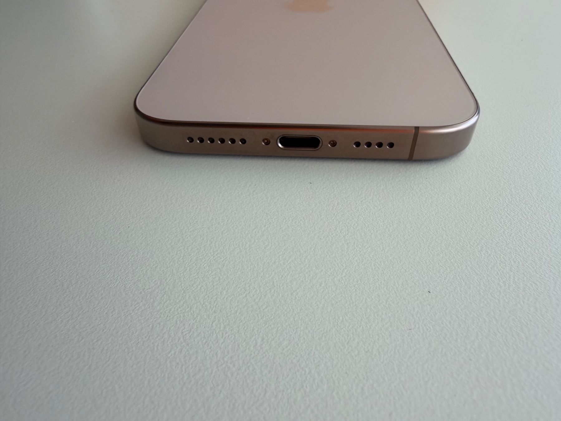Apple Telefoni cellulari / Smartphones: iPhone 16 Pro Max, Desert Titanium, 256GB – Usato da St-Gingolph venduto da GoldenKeys 8