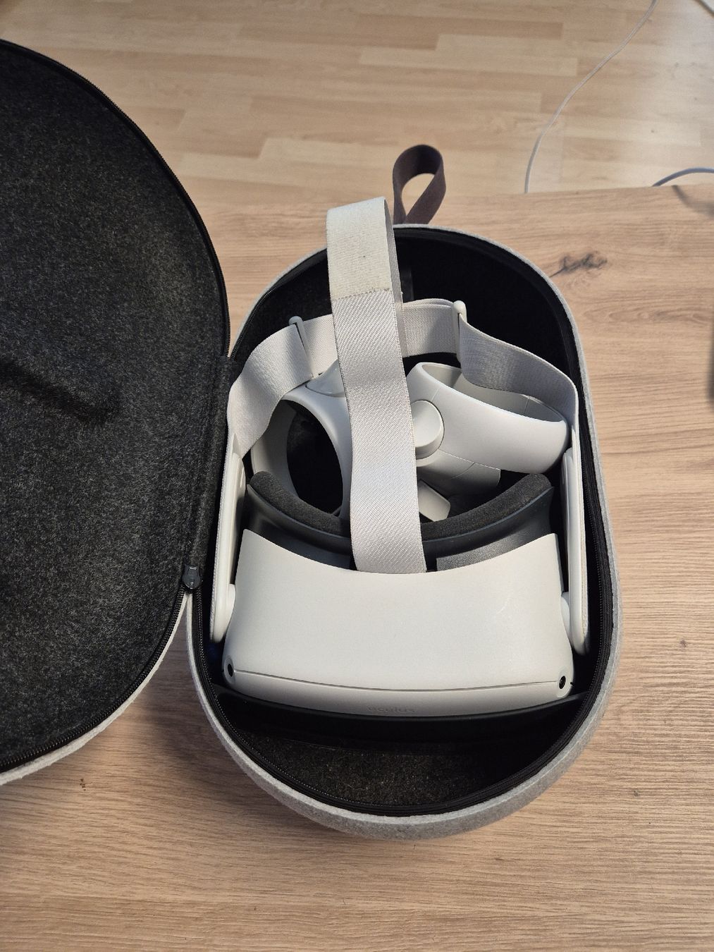 Meta VR Brille: Oculus Quest 2 - VR Brille – Gebraucht aus Henggart von dom_7tdc 2
