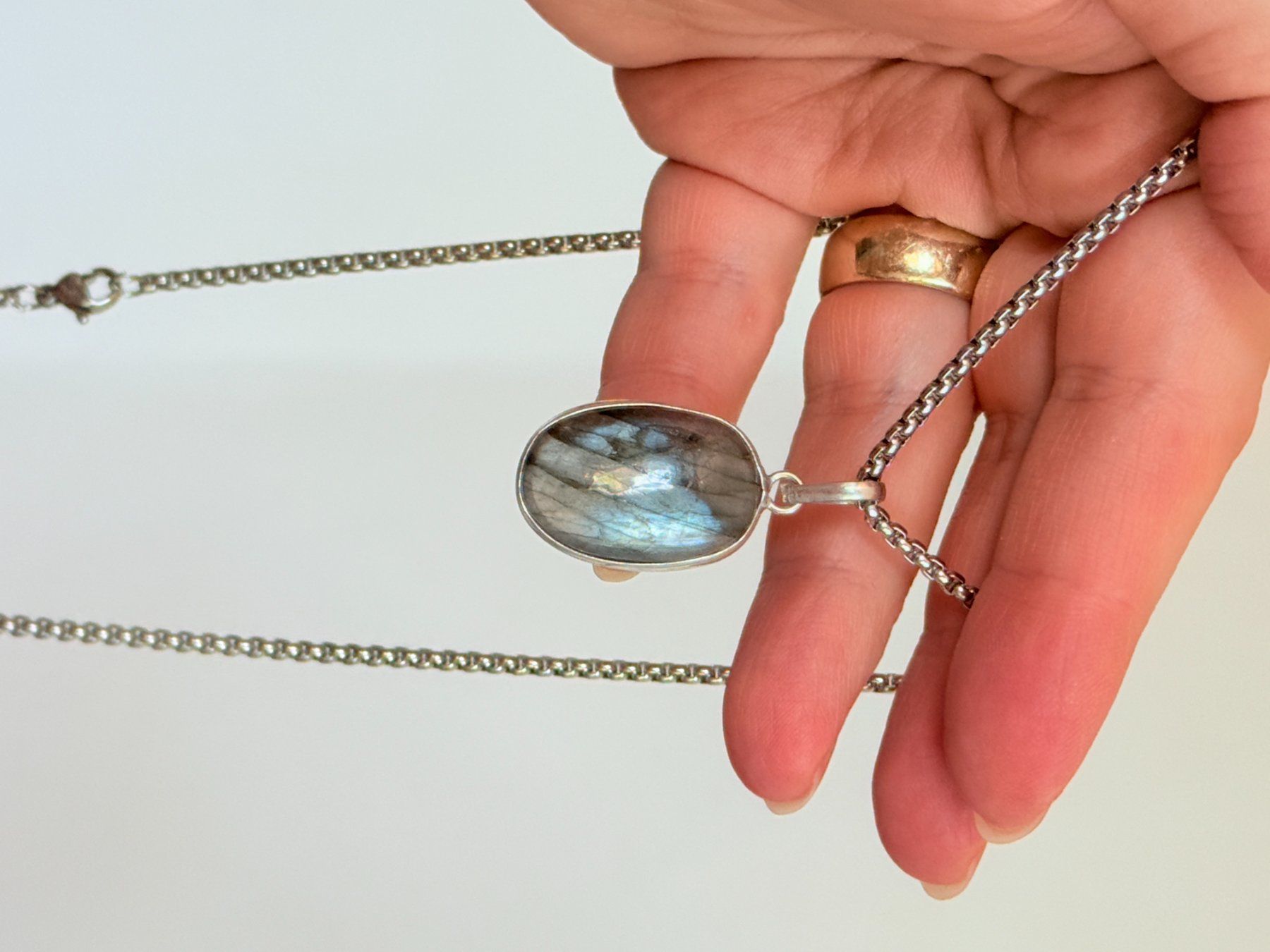 Catenine: Pendentif Labradorite et chaîne. Oval. – Nuovo e nell'imballaggio originale da Genève venduto da AWWA 5