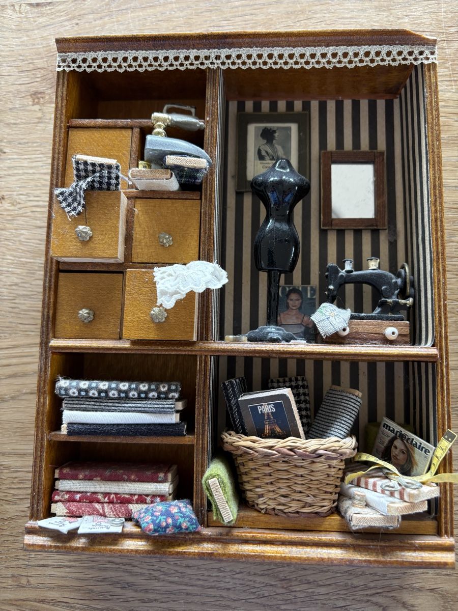 Case e mobili per bambole: Schönes Nähzimmer-Miniatur – Usato da Gossau SG venduto da Dobby1974
