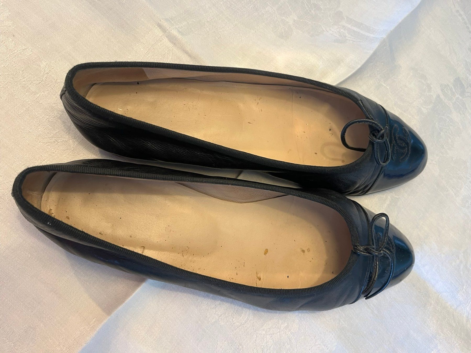 Chanel Scarpe da donna: CHANEL Classic Ballerinas Black Patent Cap – Usato da Wettswil venduto da PeterVoArosa 1