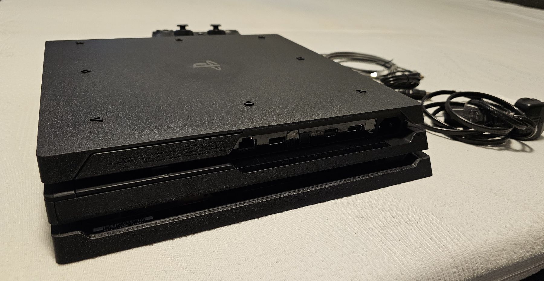 Sony Consoles: Playstation 4 Pro + accessoires  – D'occasion à Attalens par YancaR 1