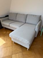 Ecksofa in hellgrauem Stoff