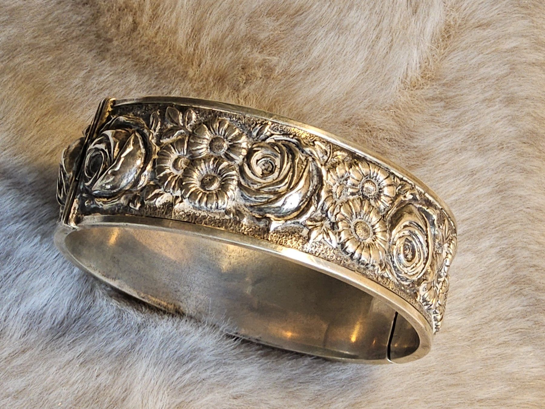 Bracciali & Braccialetti: Silber 835 Viktorianischer Armreif mit Rosen Repoussé – Usato da Zürich venduto da gutsan