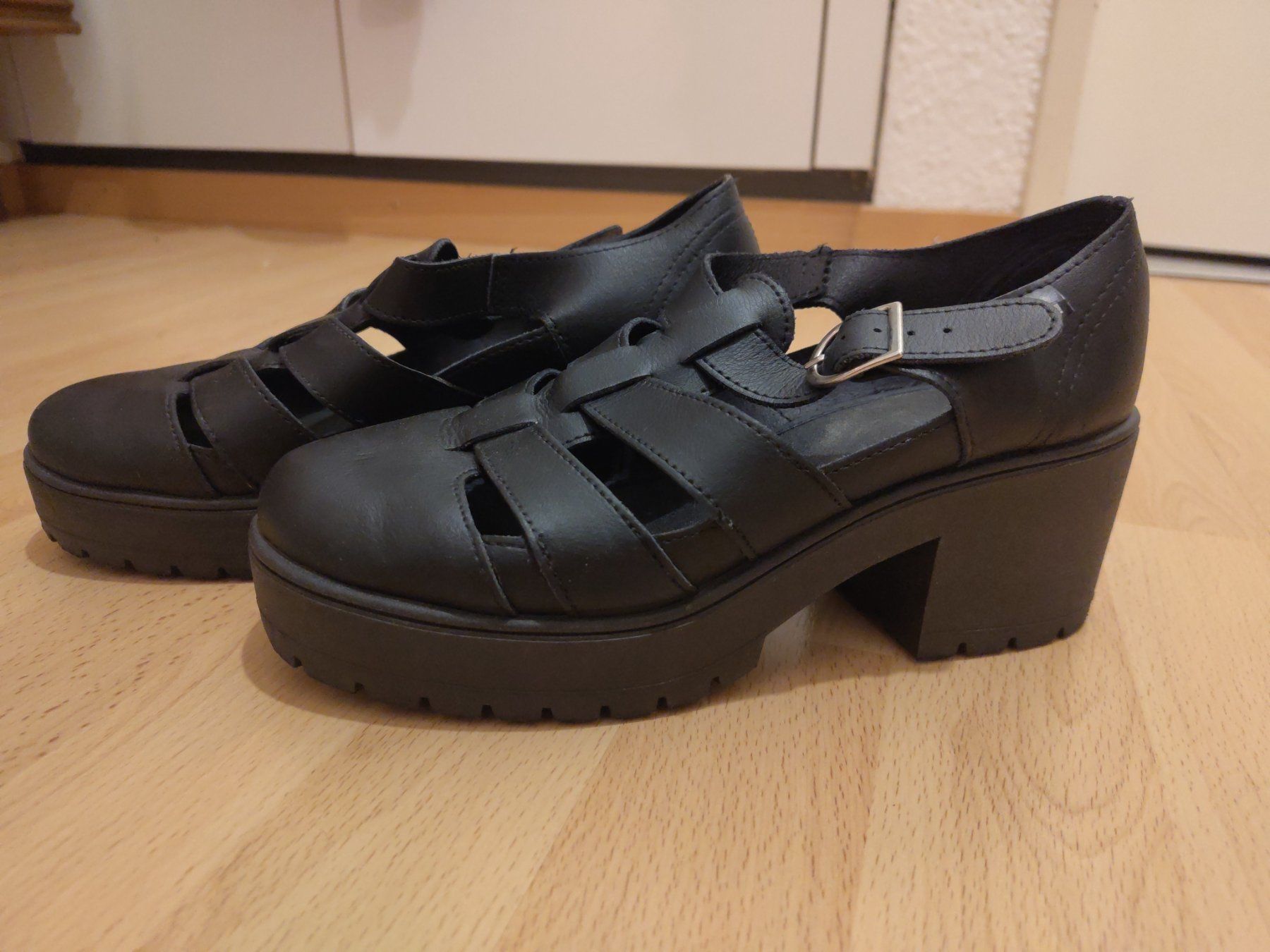 Victoria Scarpe da donna: Schwarze Schuhe mit Absatz – Usato da Luzern venduto da Carmen.Steiger