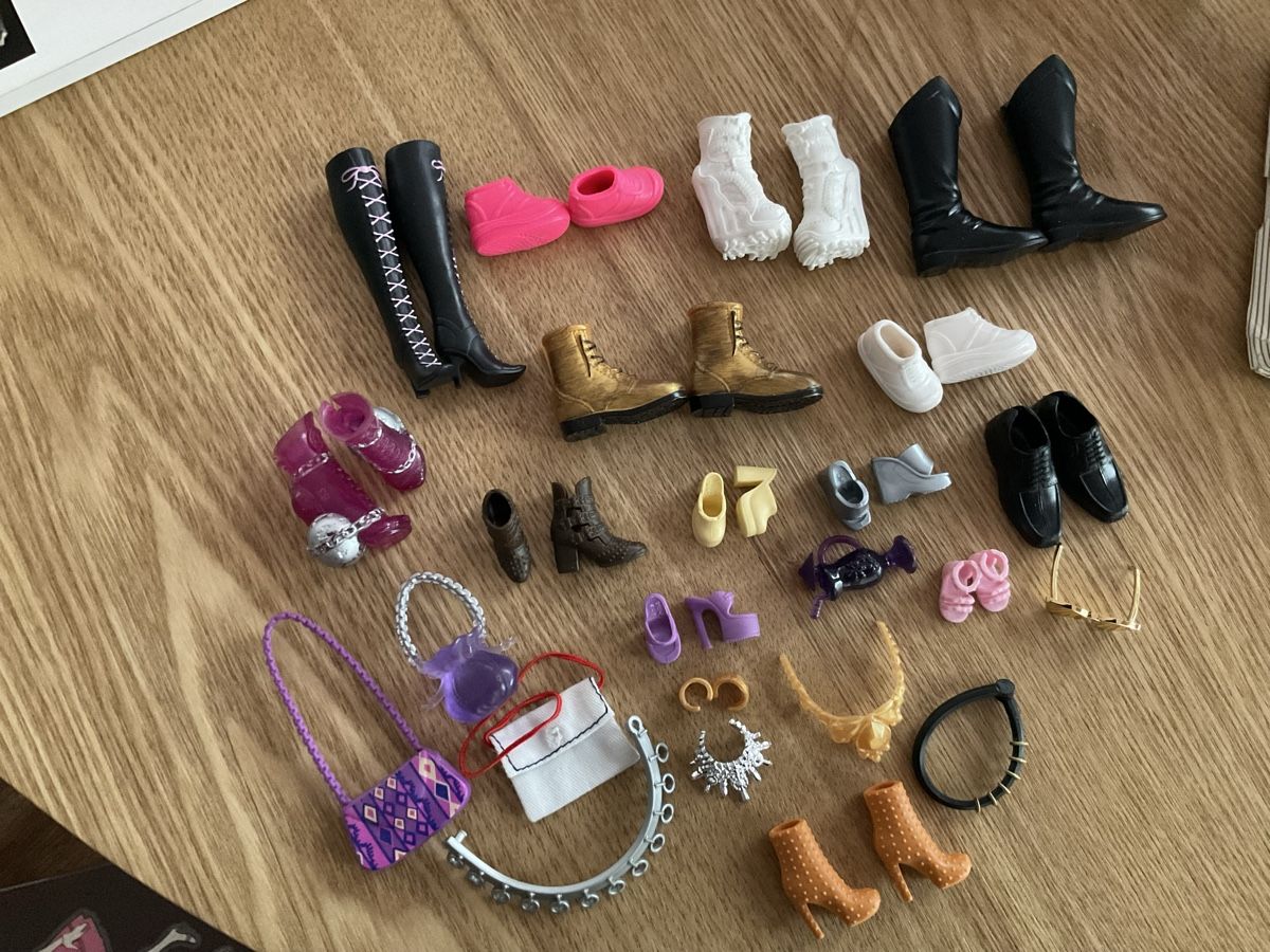 Bambole: 24 verschiedene Barbiesachen – Usato da Herbriggen venduto da Sehrazade