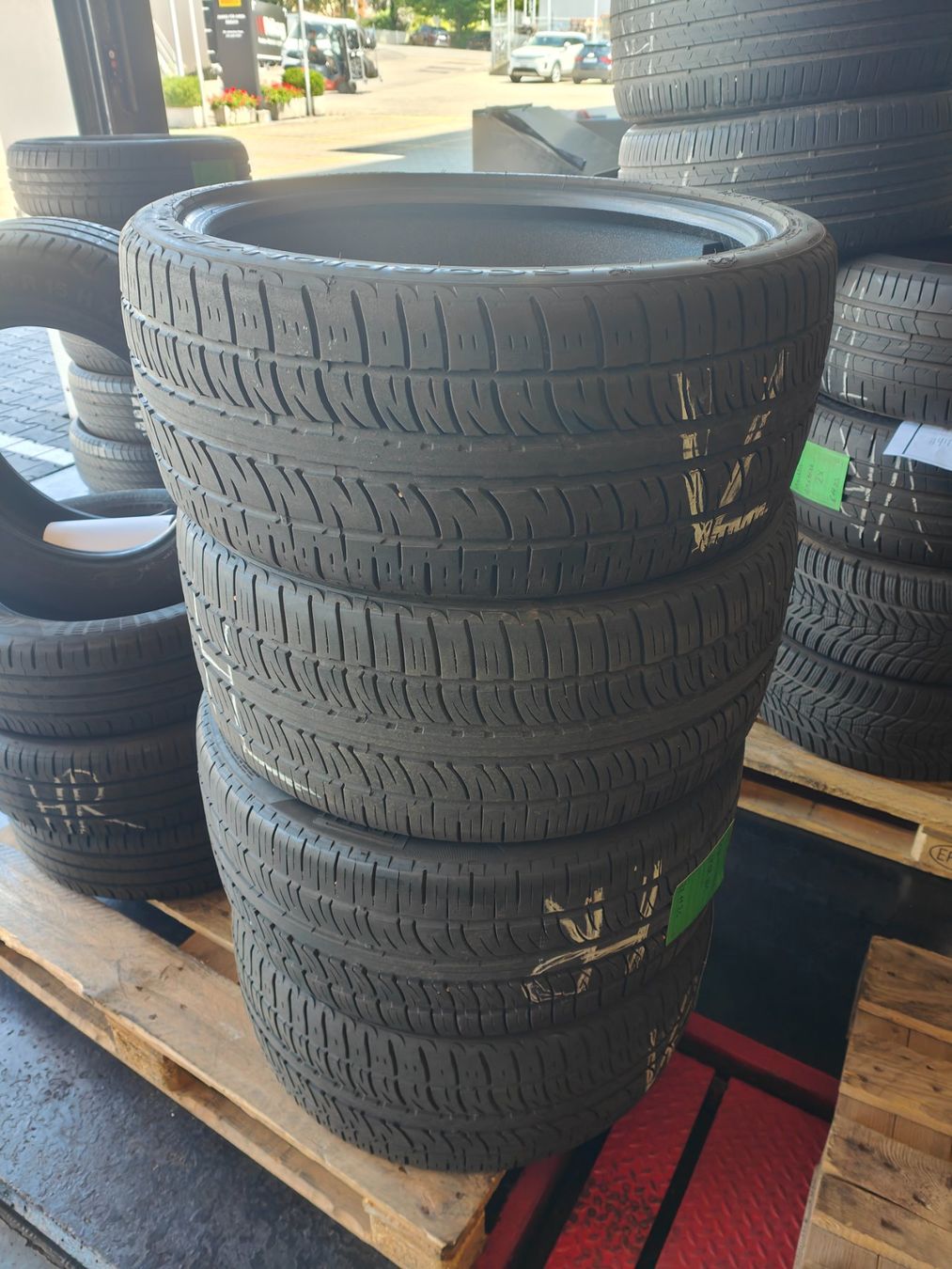 Pirelli Pneus & Kompletträder: 265/35 R22 Sommerreifen – Gebraucht aus Oberengstringen von Reifen-Lagerverkauf