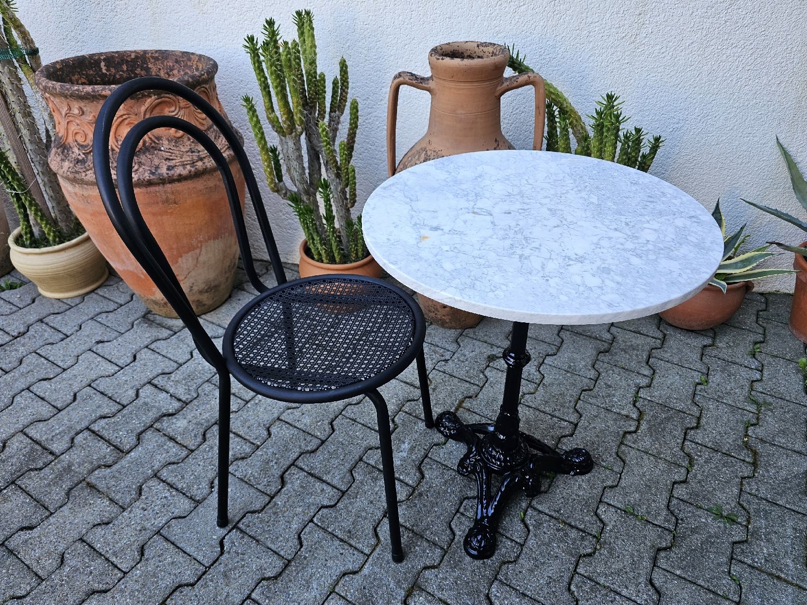 Set di tavolo e panche: Bistrotisch Marmortisch Metallstuhl – Usato da Villnachern venduto da hasta08 3