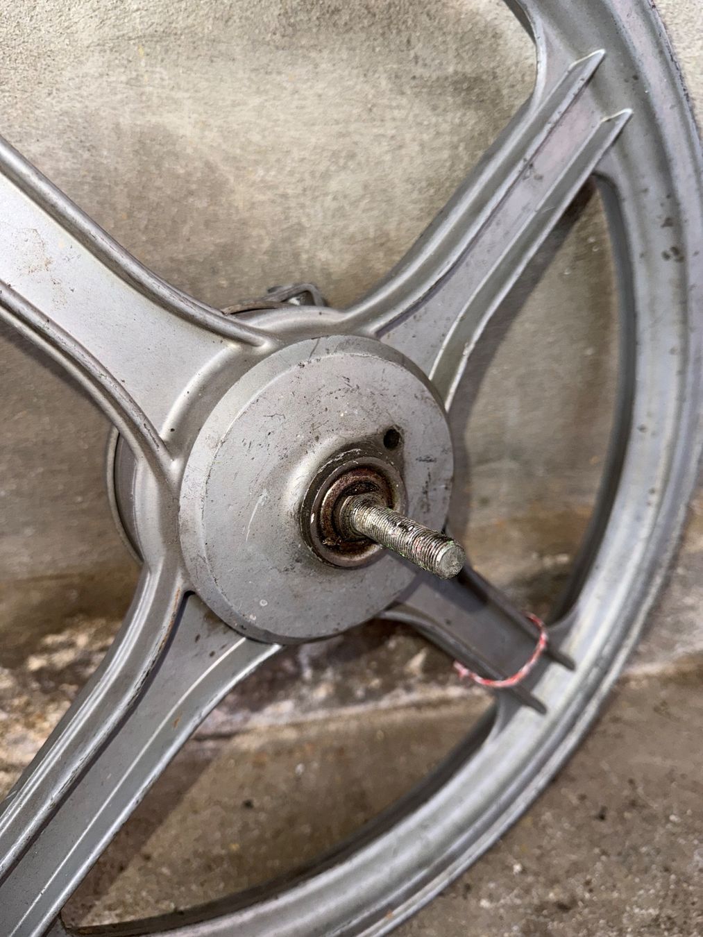 Piaggio Parti ricambio per ciclomotori: Piaggio SI Mofa Gussfelgen Vorderrad – Usato da Fahrni b. Thun venduto da berger_tuning34 3