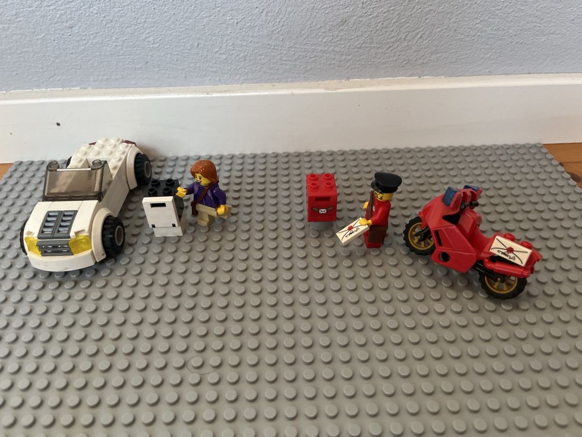 Lego Spielzeuge: Postbote mit Motorrad und Cabro – Gebraucht aus Niederlenz von Markus-74