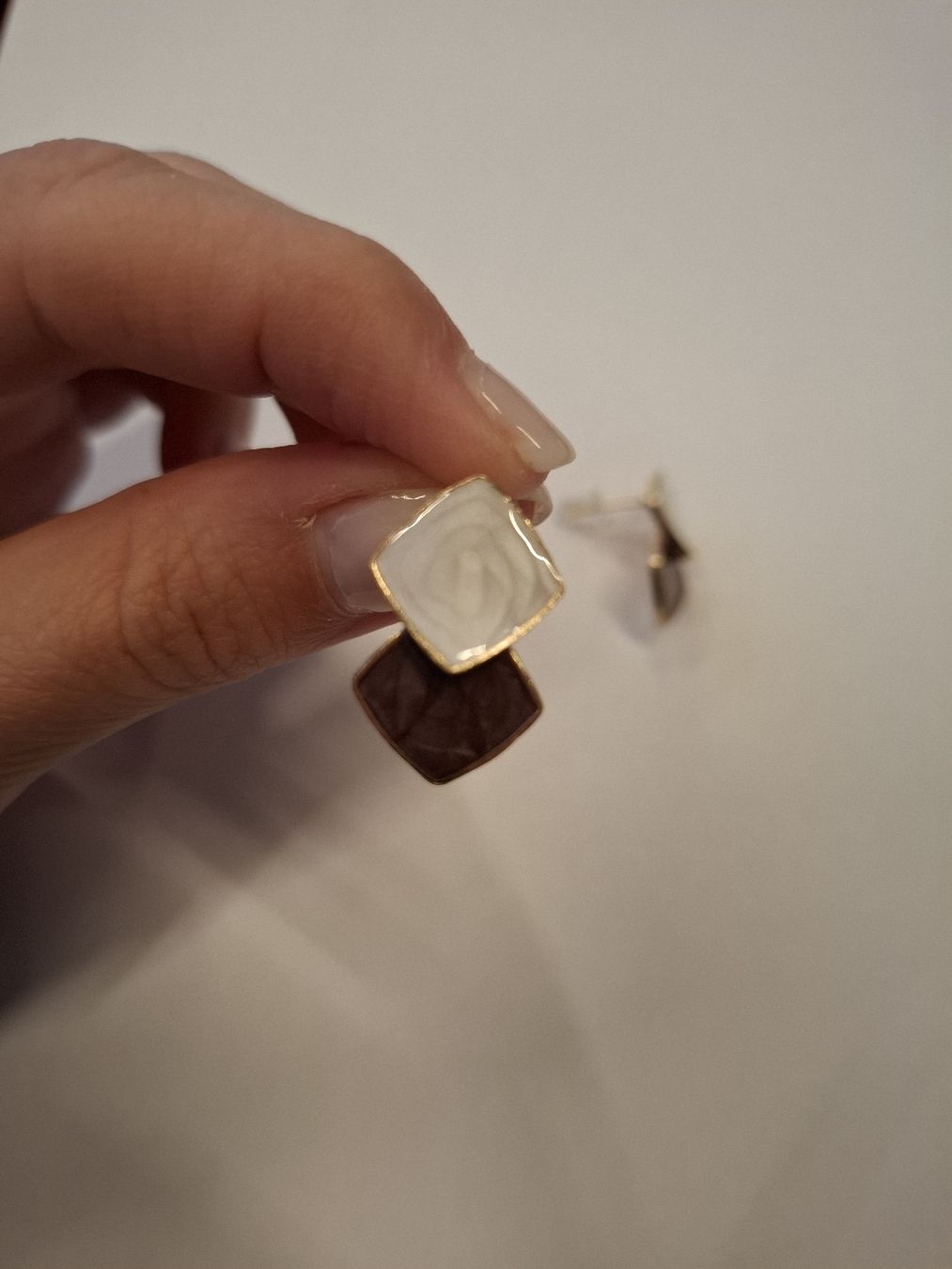 Orecchini pendenti & Orecchini a lobo: Orecchini color oro smaltati. NUOVI – Nuovo e nell'imballaggio originale da Camorino venduto da ros_cj5f 1