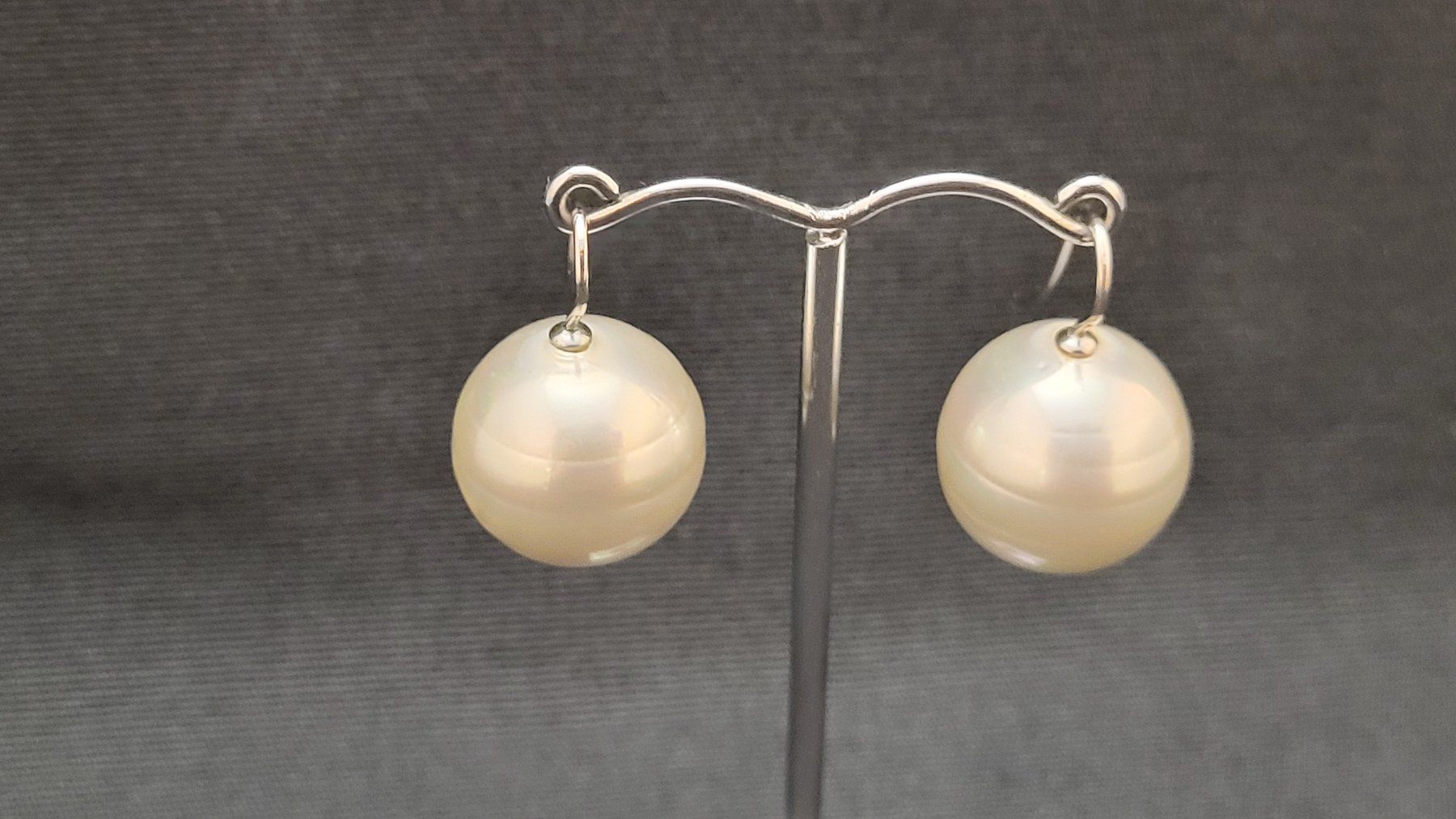 Ohrringe & -stecker: Ohrhänger mit grauen Kunstperlen – Gebraucht aus Basel von spinne02 2