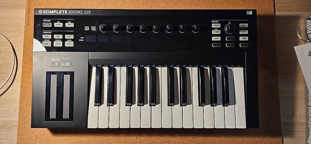 Musikinstrumente: Native Instruments KOMPLETE KONTROL S25 – Gebraucht aus Meyrin von pas_yb5d