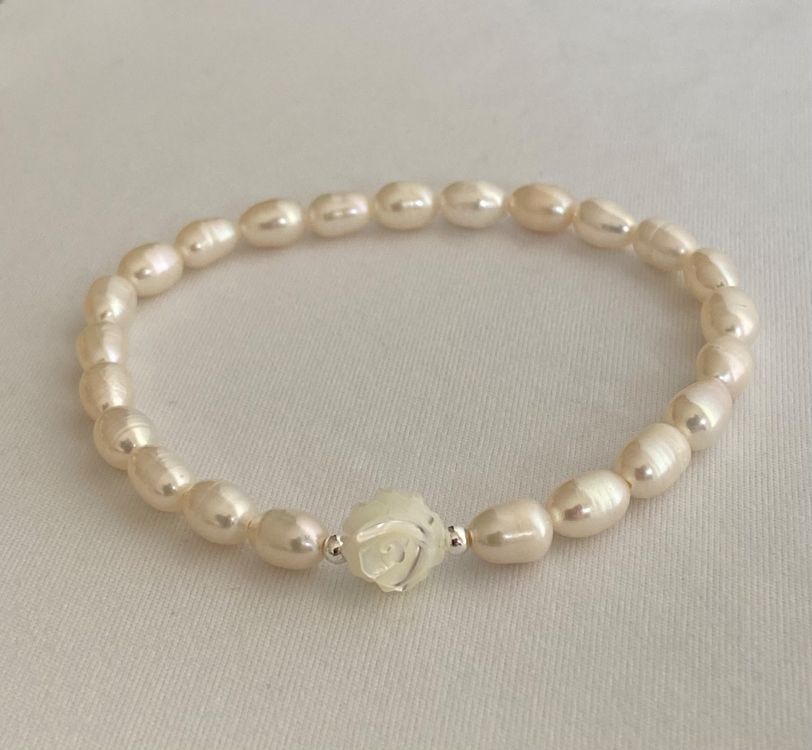 Armbänder & -reifen: Armband Süsswasser Perlen mit Perlmutt Blume auf Mass – Neu und originalverpackt aus Zuzwil SG von Lemliskat 1