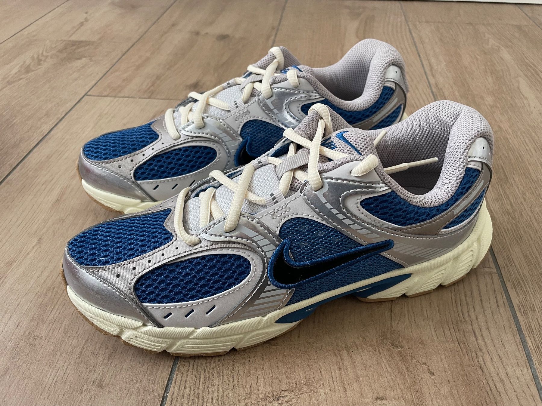 Nike Schuhe für Jungen: Nike Turnschuhe V5 Gr. 38.5 NEU – Neu und originalverpackt aus Waltenschwil von hansnine