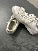 Weisse Adidas-Turnschuhe, Grösse 42- Ideal für Sport!