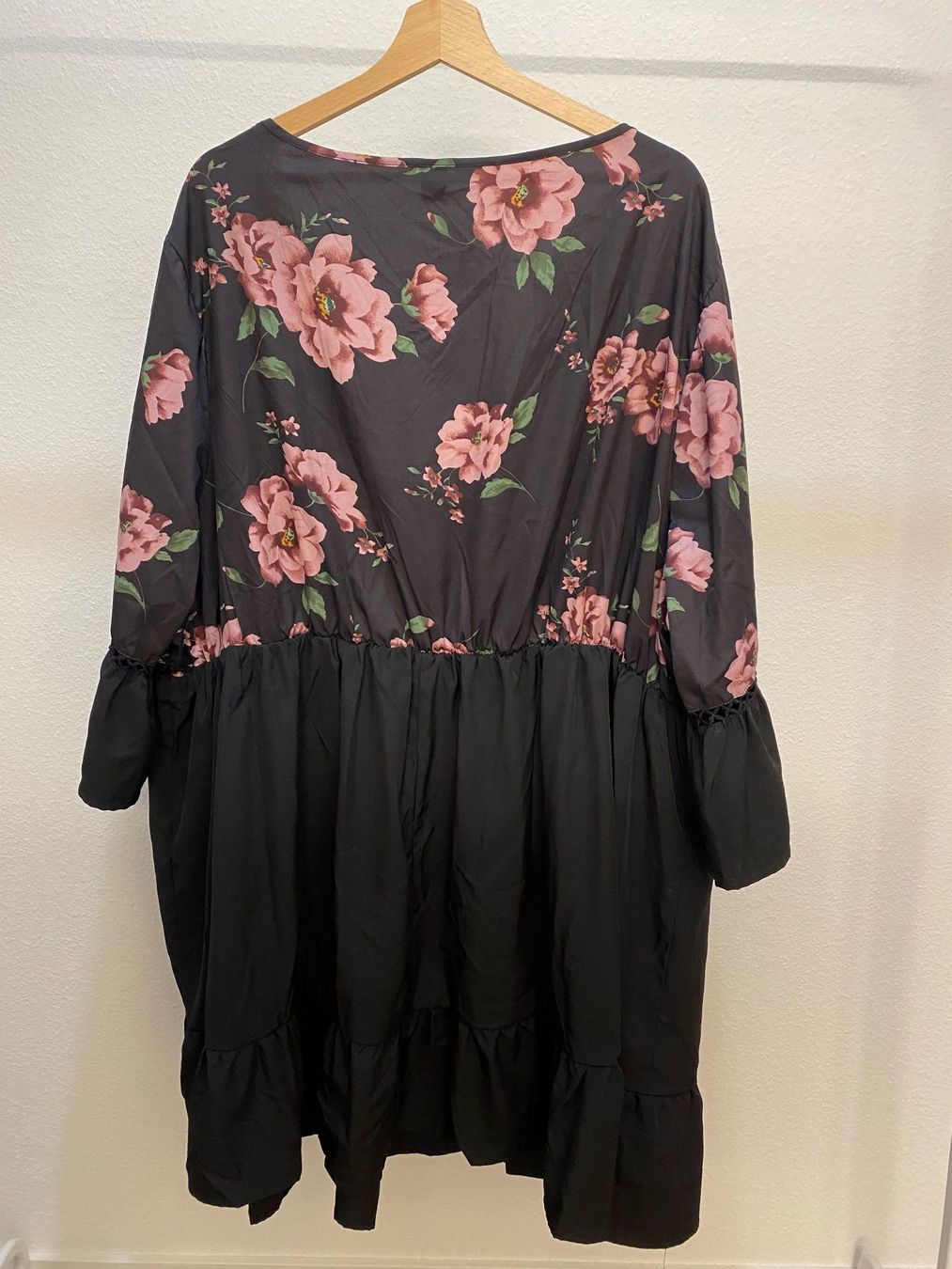 Shein Kleider: Blumenkleid schwarz / rosa Gr. 56 / 58 / 60 – Gebraucht aus Pratteln von a23_j2gs 1