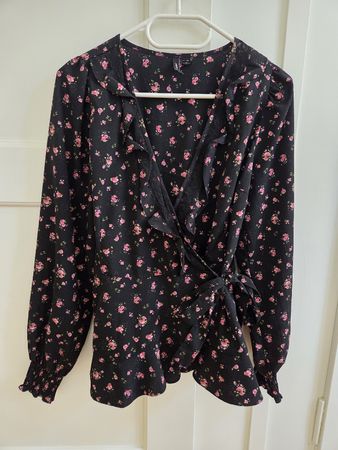 ONLY Wickelbluse - Gröss XS - Schwarz mit Blumenmotiv