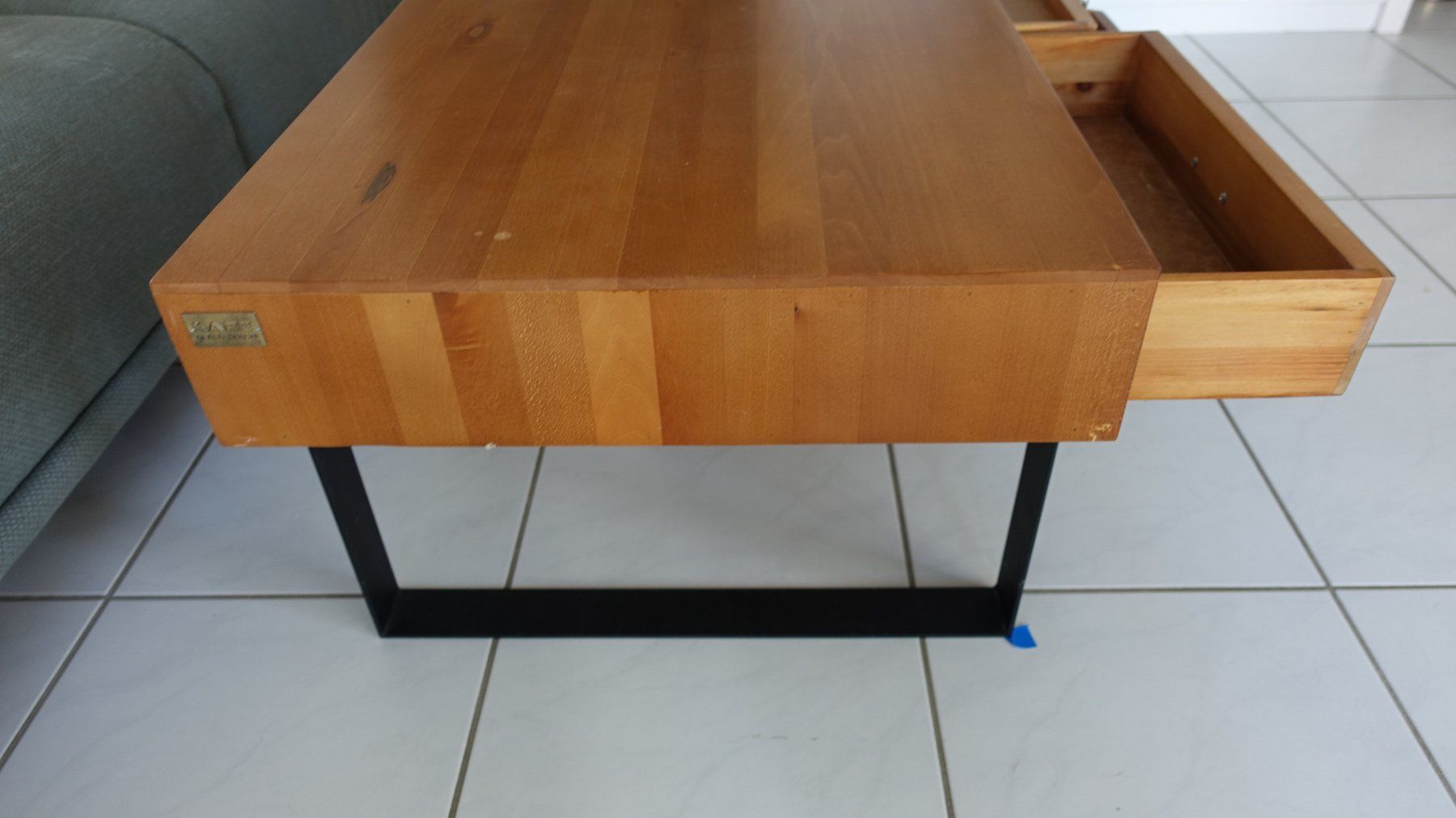Tavoli: Couchtisch Massiv mit 5 Schubladen – Usato da Reinach AG venduto da Larote 2