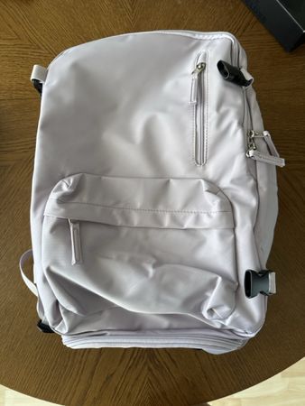 Lila Rucksack von Monos mit viel Stauraum - Top Zustand!