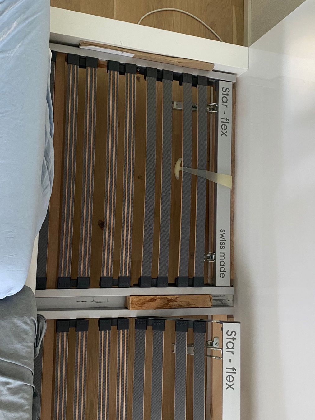 Betten: Bett weiss mit Metallrahmen – Gebraucht aus Pfäffikon ZH von jor_9bww 2
