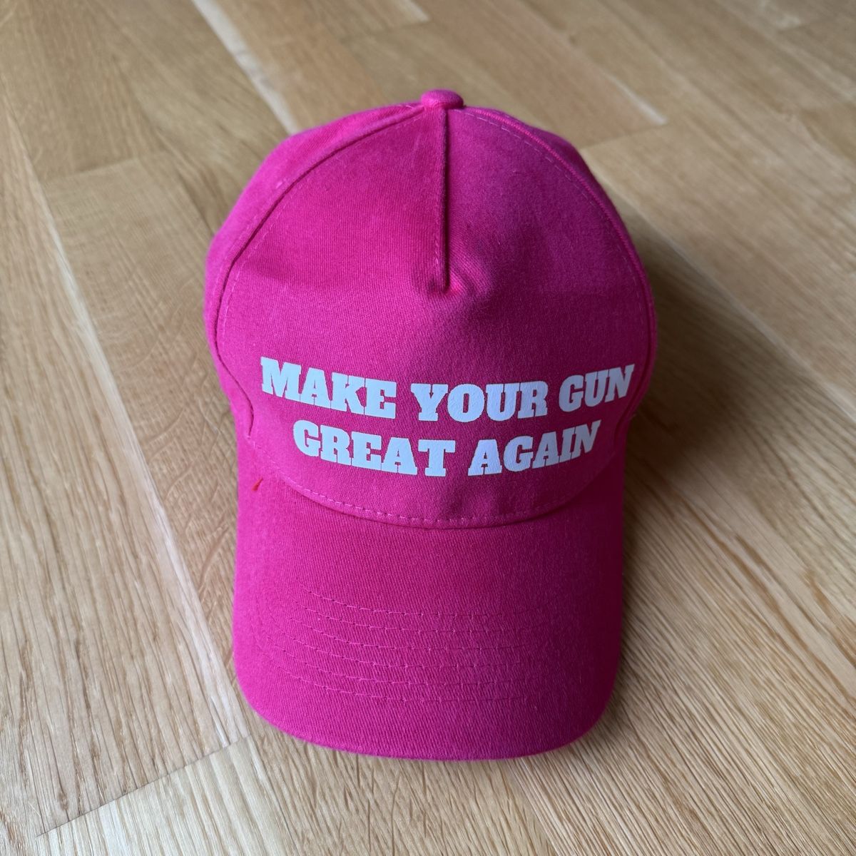 Copricapi, berretti & cappellini: Pinke Cap mit Spruch. "Make Your Gun Great Again" – Nuovo (secondo la descrizione) da St. Gallen venduto da phi_9wrm 1
