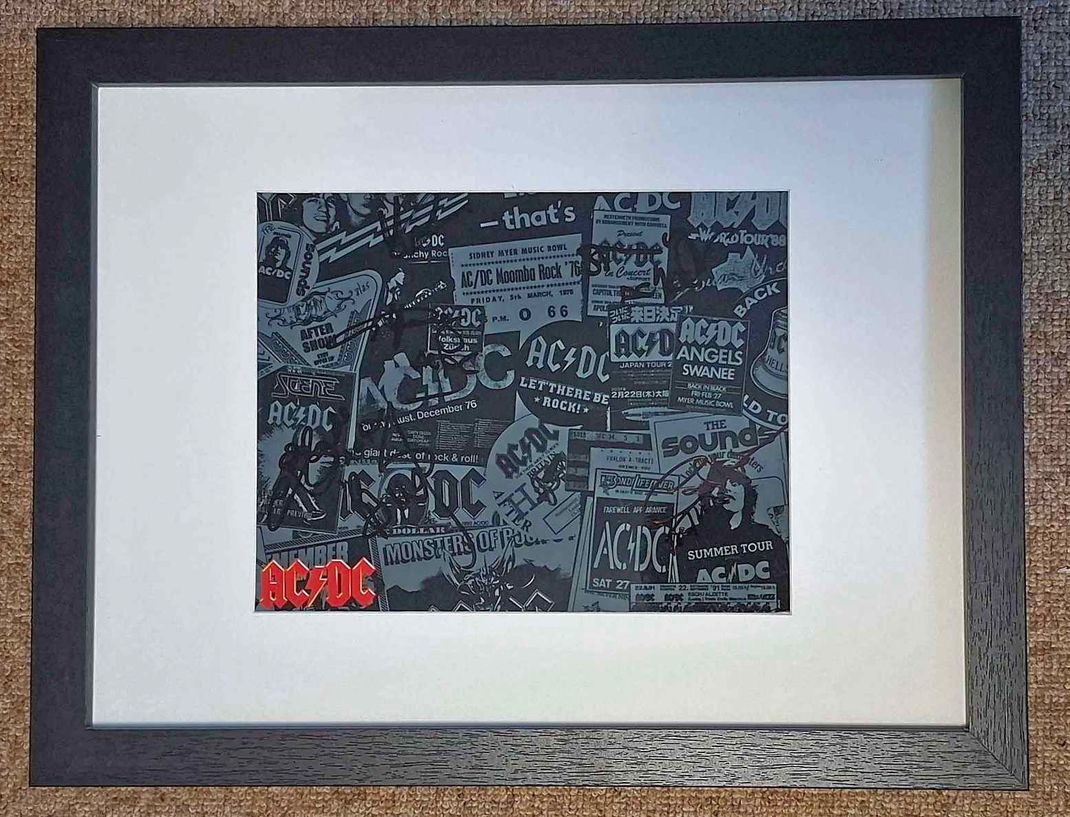 Autografi: AC/DC - Original in person Autogramm gerahmt – Usato da Kaisten venduto da Simpsons4