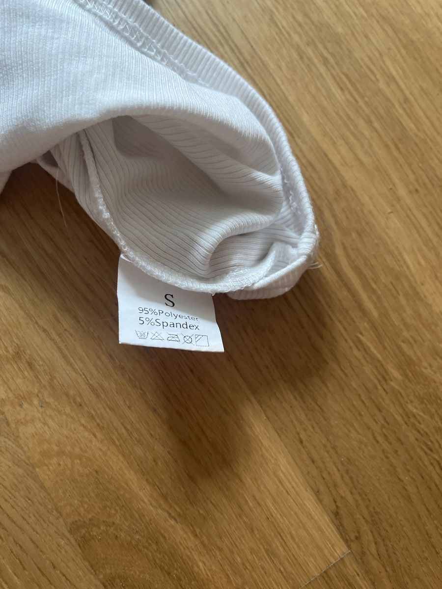 Top: Top blanc – Usato da Le Locle venduto da Mayd_h 1