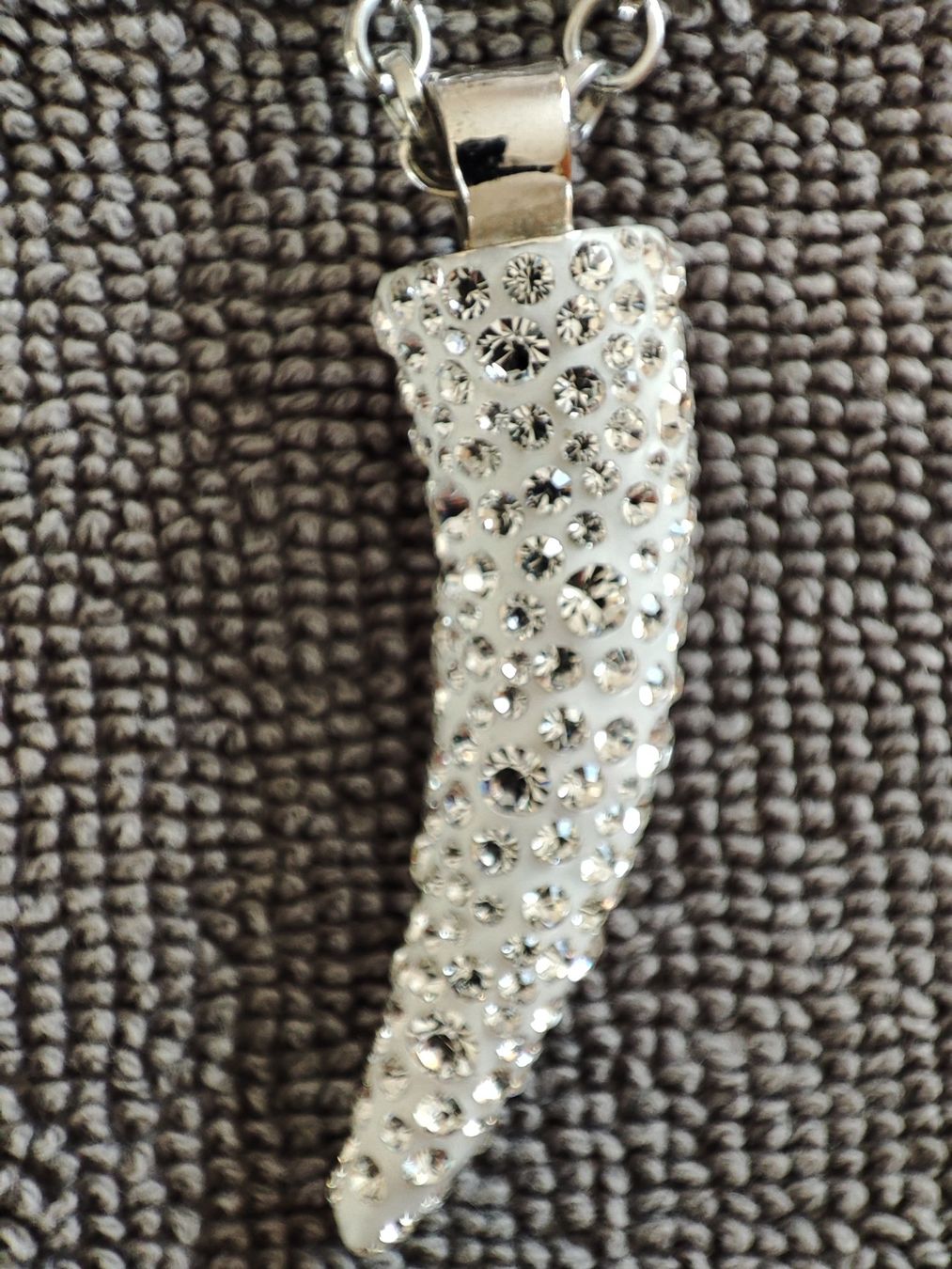 Catenine: Hochwertiger Modeschmuck, Haifischzahn – Usato da Winterthur venduto da Priscatg 1