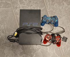 PlayStation 2 Konsole mit 2 Controllern und Kabeln