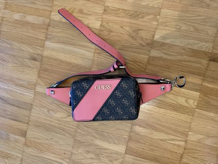 Guess Gürteltasche in Braun/Rosa