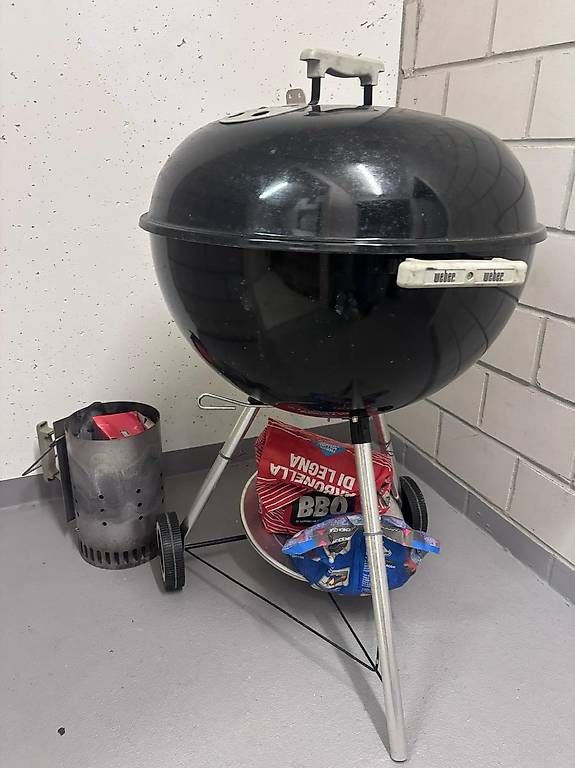 Griglie: barbecue Weber a carbone 57 cm e accenditore per carbonella – Usato da Massagno venduto da val_qc7x