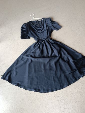 Elegantes Kleid mit Wasserfallausschnitt