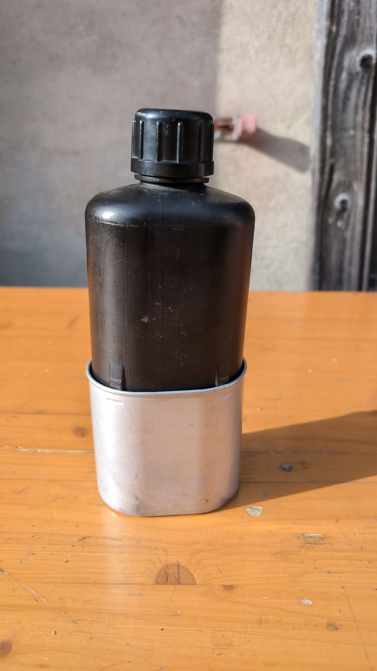 Schweizer Armee Attrezzatura & Pezzi di ricambio: Original Schweizer Armee Feldflasche mit Becher – Nuovo (secondo la descrizione) da Rorschach venduto da Obi-Wan85 4