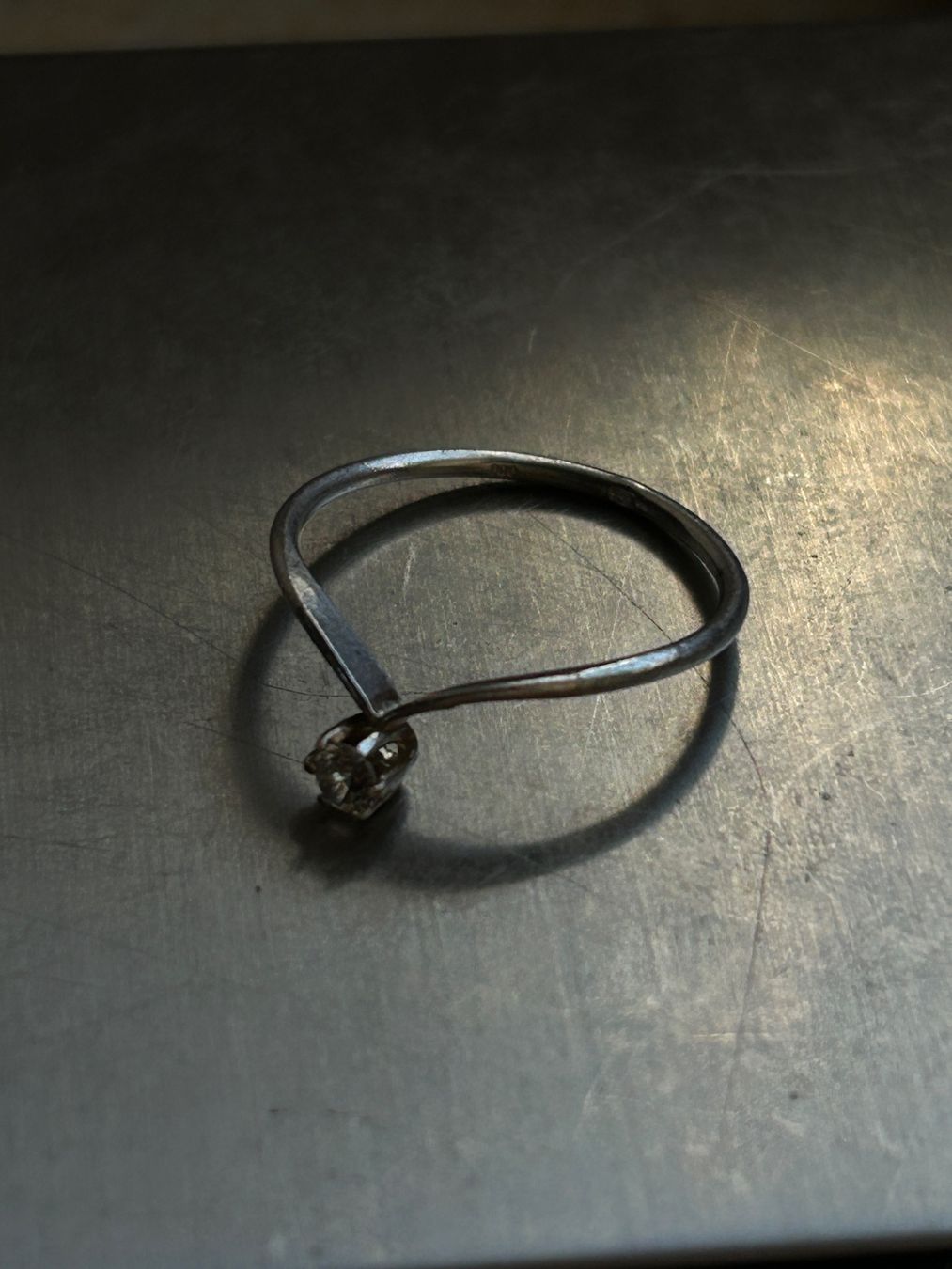 Anelli: Silberring mit Zirkonia-Stein, V-Form, Grösse 53 – Usato da Laufen venduto da Bellavitaboom 6