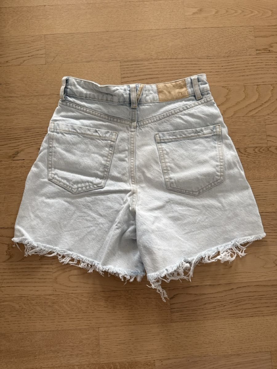 Zara Jeans: Zara Shorts, hellblau, destroyed Look, Sommer, Gr. 32 – Neu (gemäss Beschreibung) aus Arbon von llaauraa 2
