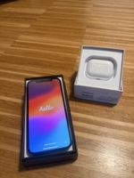 iPhone 12 Pro mit AirPods 