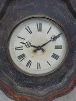 Alte Morez-Uhr im Blechgehäuse